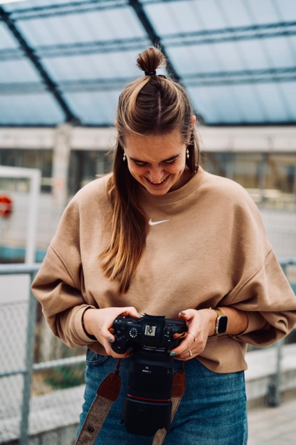 Isabel Schildkamp met camera